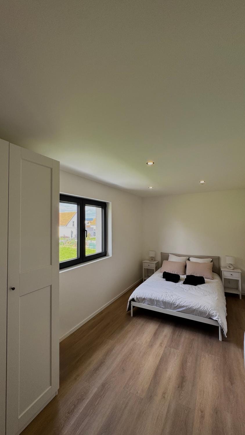 Bed, Bedroom, towels