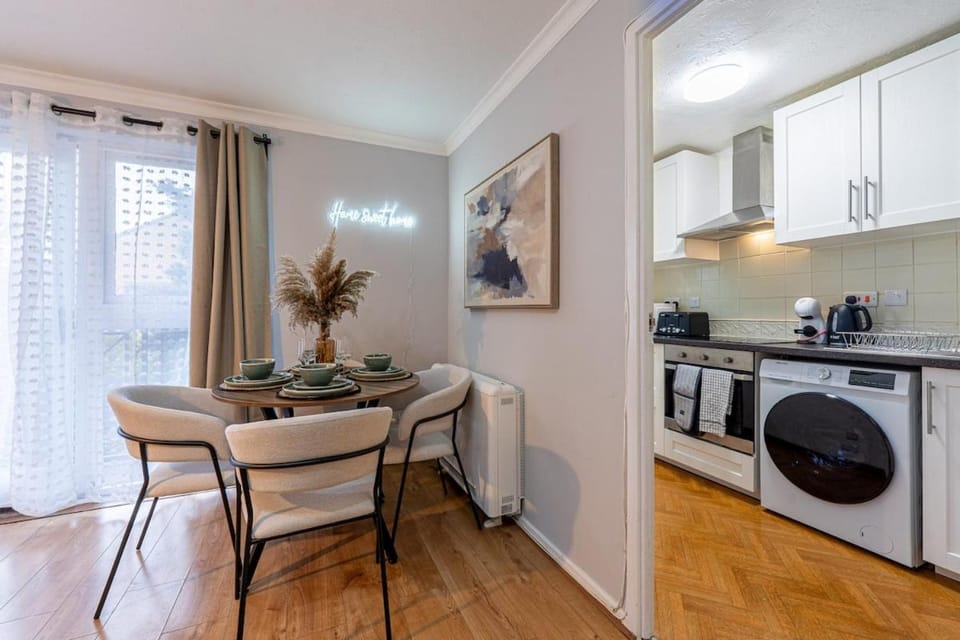 2BR - Balcony & Parking near Canary Wharf Sleeps 6 Apartment in London Borough of Lewisham