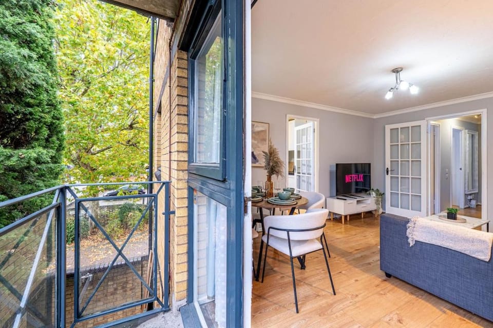 2BR - Balcony & Parking near Canary Wharf Sleeps 6 Apartment in London Borough of Lewisham
