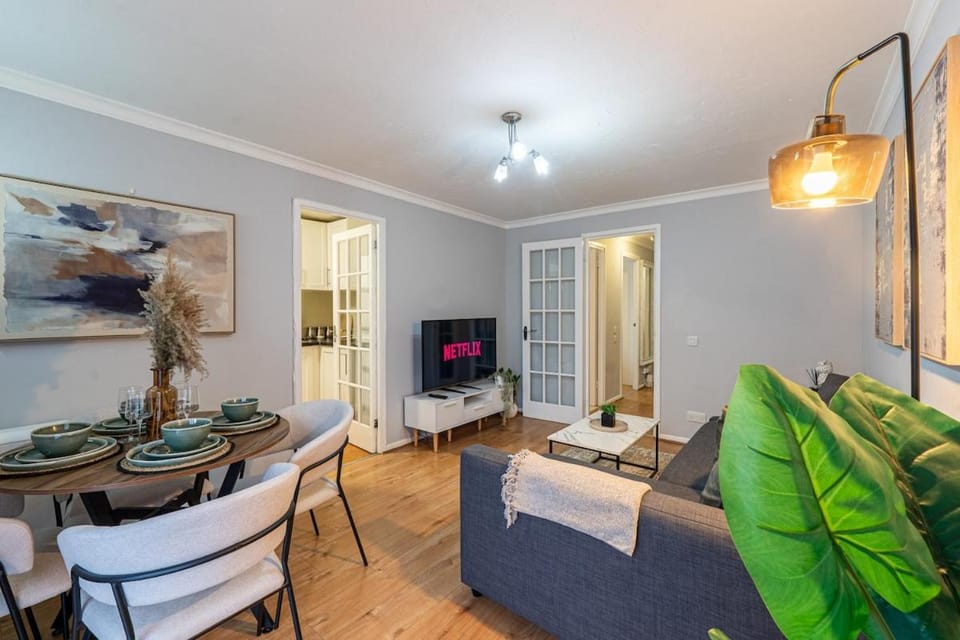 2BR - Balcony & Parking near Canary Wharf Sleeps 6 Apartment in London Borough of Lewisham
