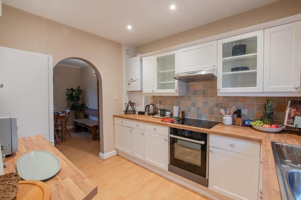 Hazel House - Cosy 2 bedroom house with parking near to Oxford House in Oxford