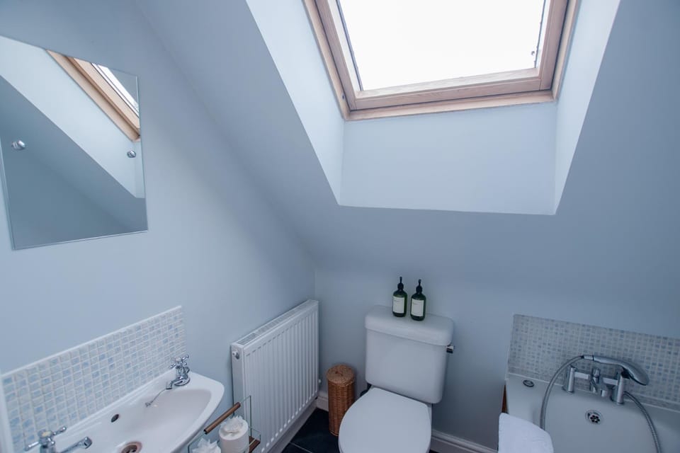 Hazel House - Cosy 2 bedroom house with parking near to Oxford House in Oxford