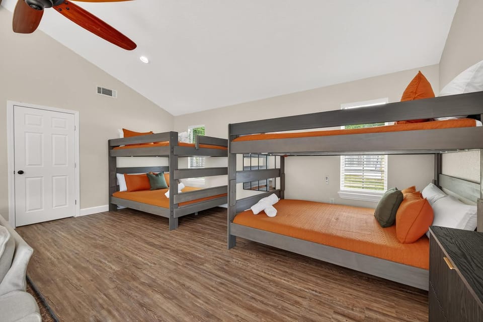 Luxury Stay Pool Firepit Game Room & BBQ House in Seabrook