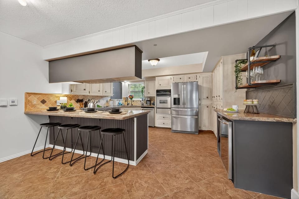 Luxury Stay Pool Firepit Game Room & BBQ House in Seabrook