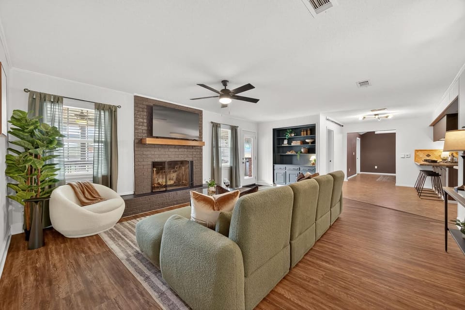 Luxury Stay Pool Firepit Game Room & BBQ House in Seabrook