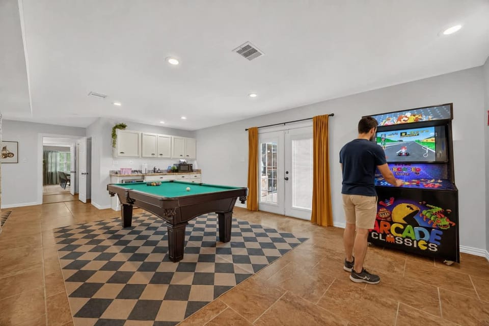 Luxury Stay Pool Firepit Game Room & BBQ House in Seabrook