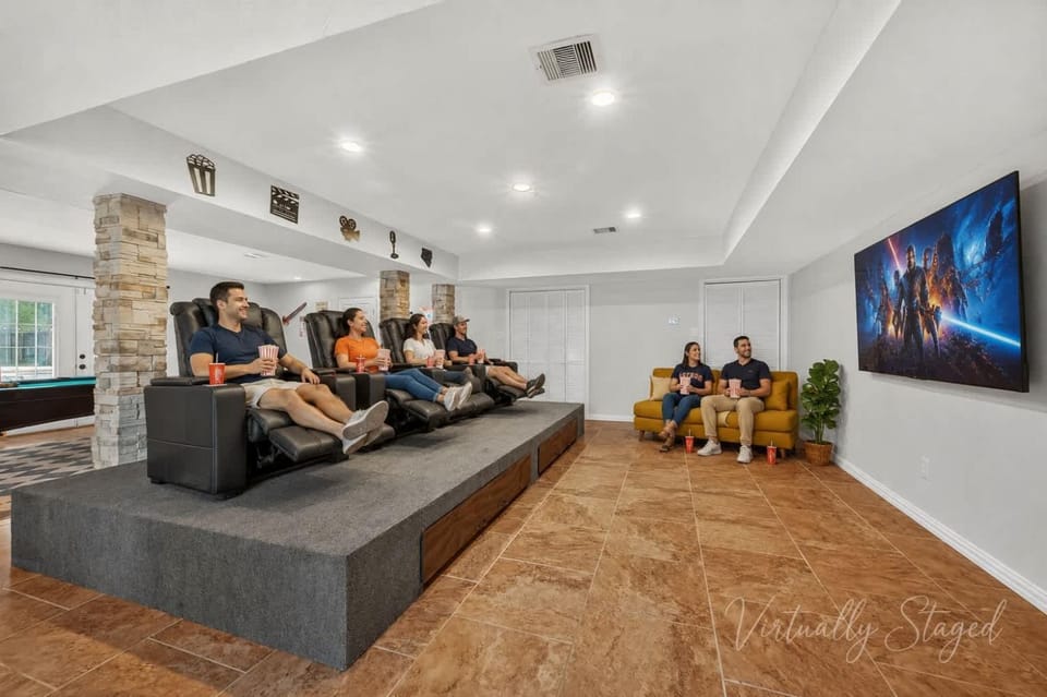 Luxury Stay Pool Firepit Game Room & BBQ House in Seabrook
