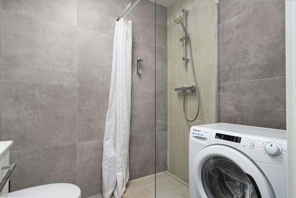 Shower, Bathroom, towels, washing machine, dryer