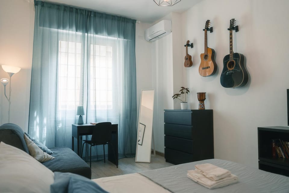 Living room, Photo of the whole room, Seating area, Bedroom, air conditioner