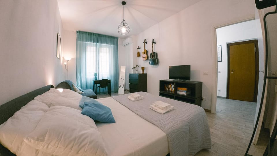 Bed, TV and multimedia, Photo of the whole room, towels