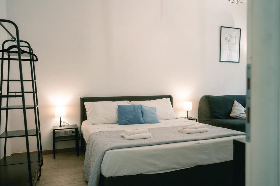 Bed, Bedroom, towels