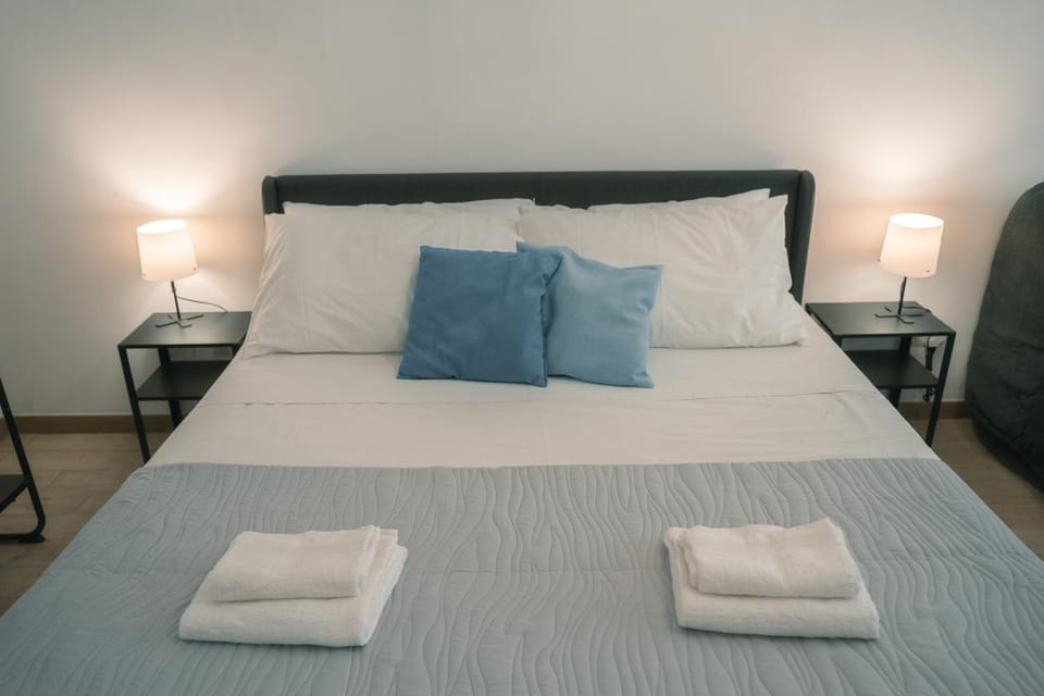 Bed, towels