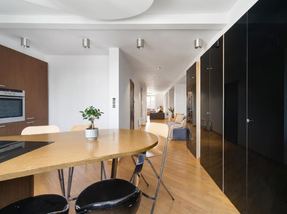 Kitchen or kitchenette, Living room, Seating area, Dining area