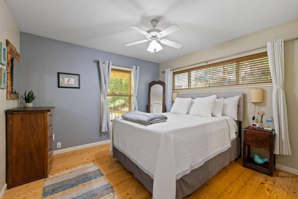 Romantic Forest Cabin Near Yosemite with AC Cabin in Calaveras County
