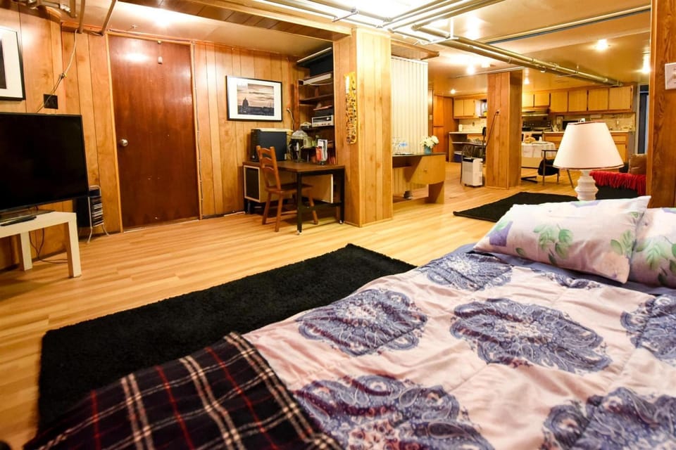 Bed, TV and multimedia
