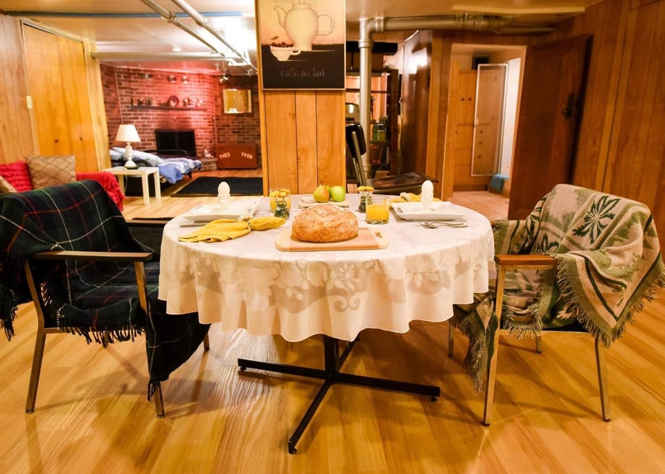 Seating area, Dining area
