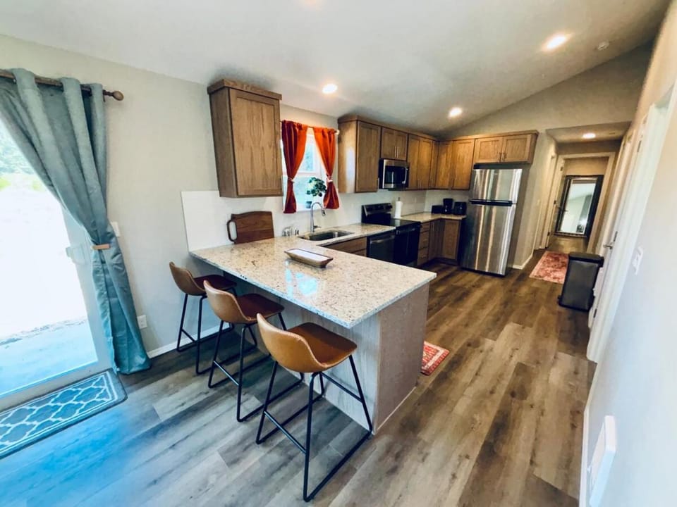 Kitchen or kitchenette, Seating area, Dining area