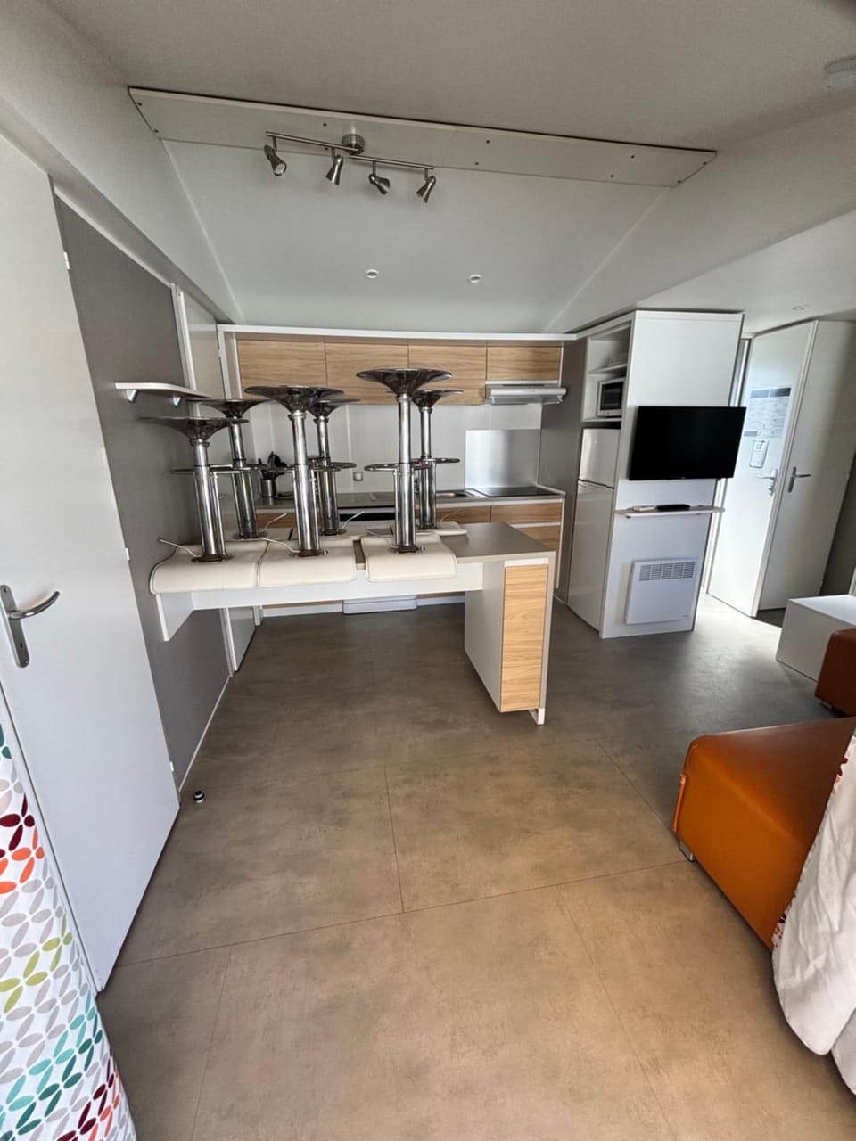 Kitchen or kitchenette, oven, stove