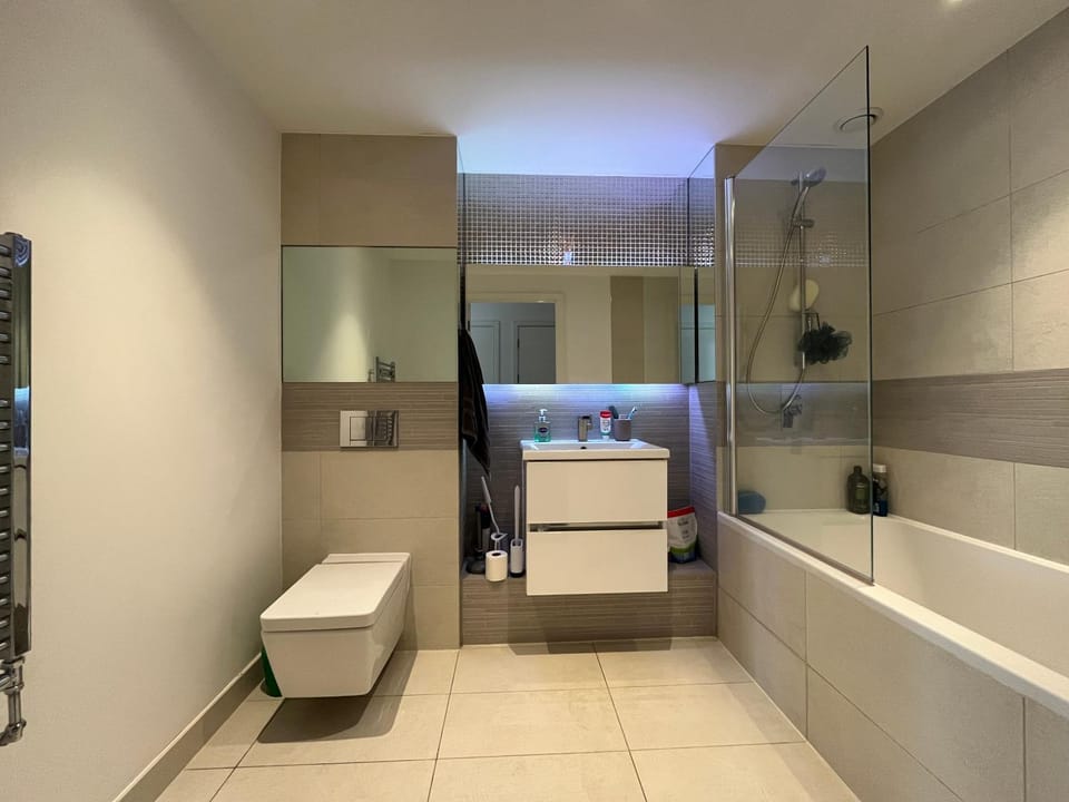 Flat in Surrey Quays Apartment in London Borough of Southwark