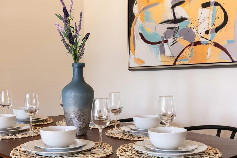 Unwind in Spacious 2BR Apt Sleeps 6 with Parking Apartment in Eagle Rock
