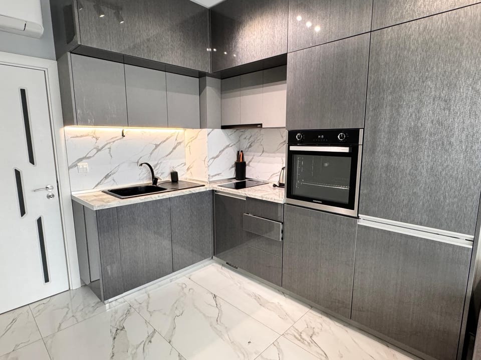 Coffee/tea facilities, Kitchen or kitchenette, dishwasher, oven, stove