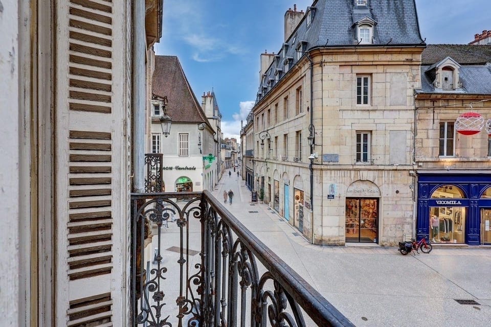 Day, Neighbourhood, City view, Street view, Location