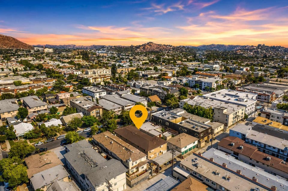 Luxury 3BR Condo Near Americana and Galleria Apartment in Eagle Rock
