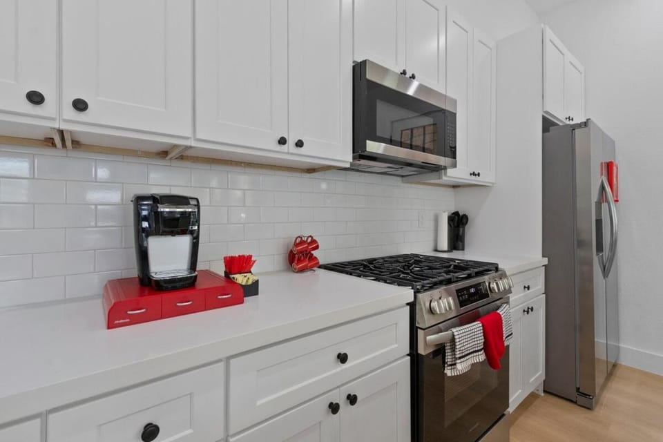 Kitchen or kitchenette, dishwasher, stove