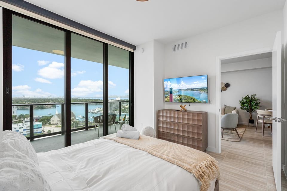 Bed, TV and multimedia, View (from property/room), Bedroom