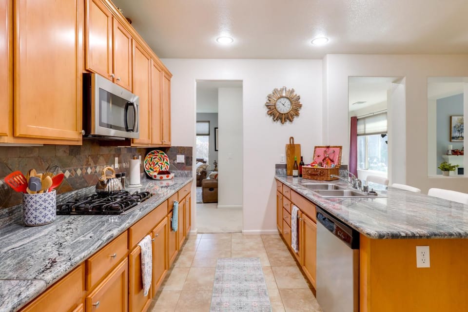 13 Mi to Slopes Cozy Home with Fenced Yard in Reno House in Reno