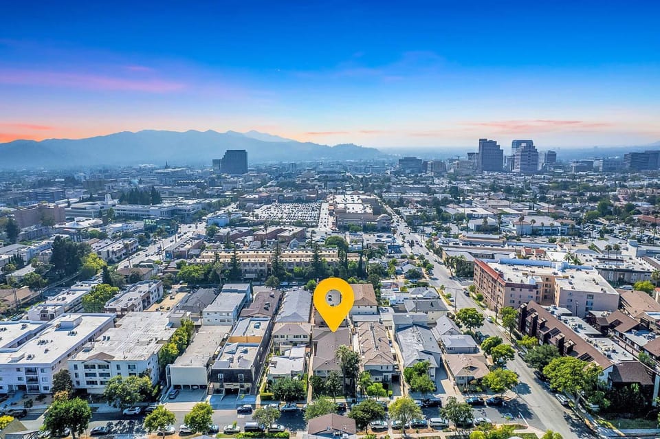 Relax in Spacious 3BR Apt Sleeps 8 and Parking Apartment in Eagle Rock