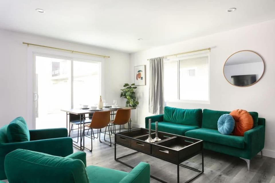 Relax in Spacious 3BR Apt Sleeps 8 and Parking House in Eagle Rock