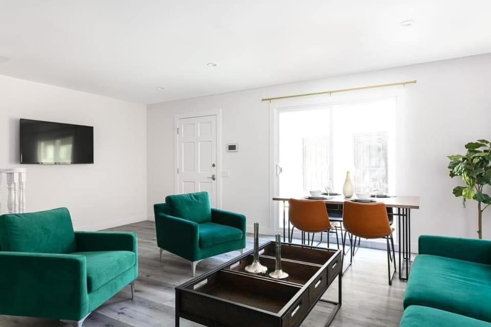 Relax in Spacious 3BR Apt Sleeps 8 and Parking House in Eagle Rock