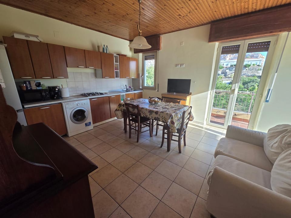 Kitchen or kitchenette, Dining area, dishwasher, stove