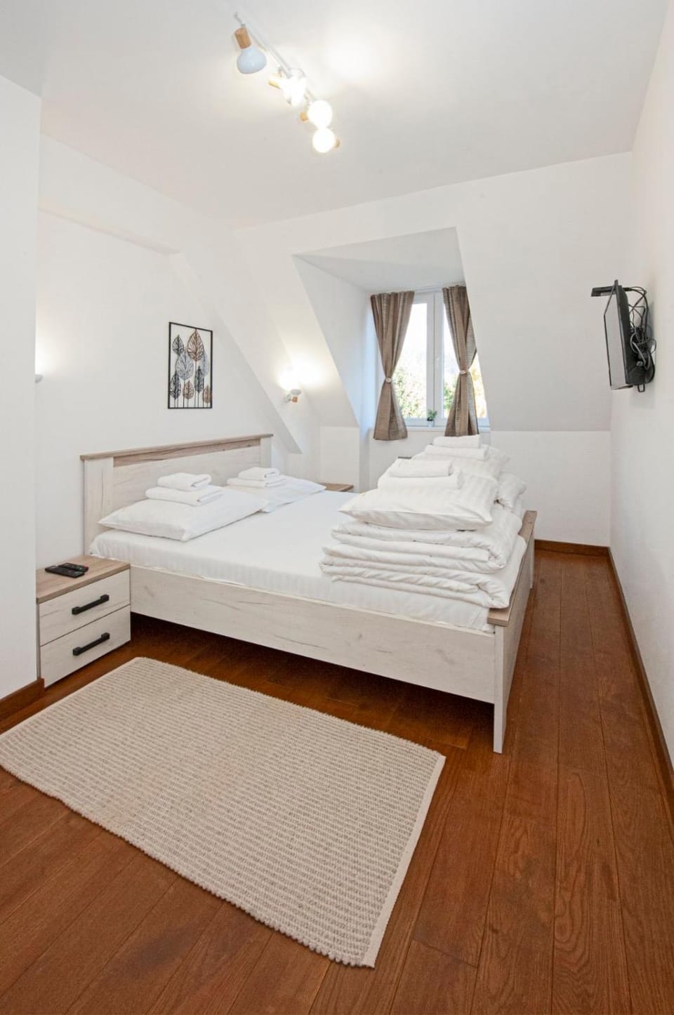 Bed, TV and multimedia, Bedroom