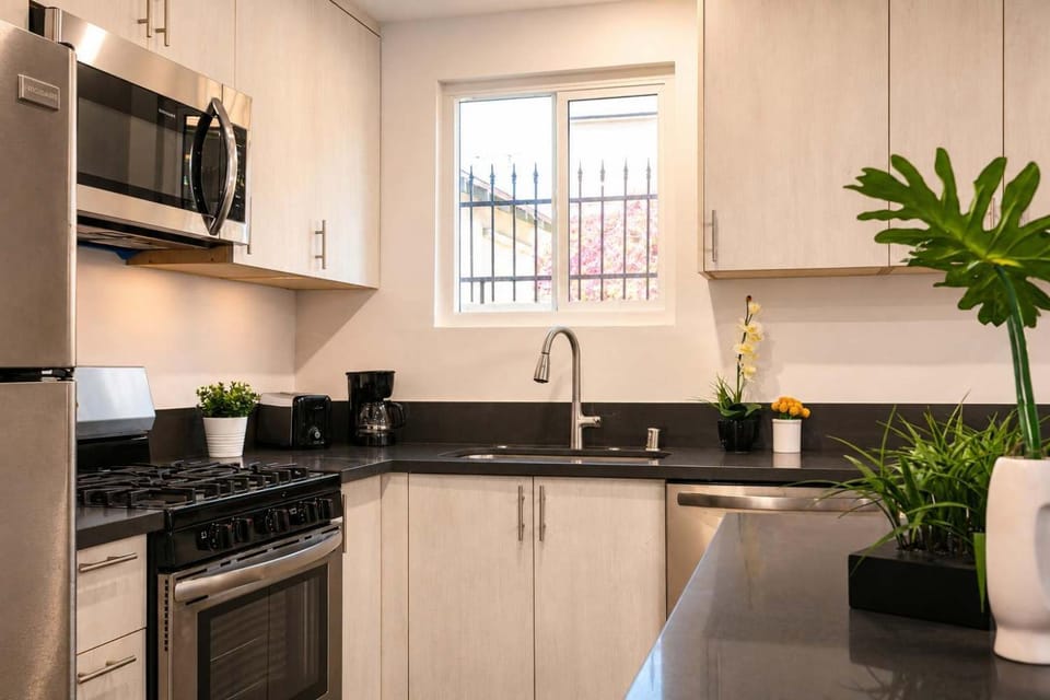 Modern 3BR Apt with Parking in Glendale Apartment in Eagle Rock