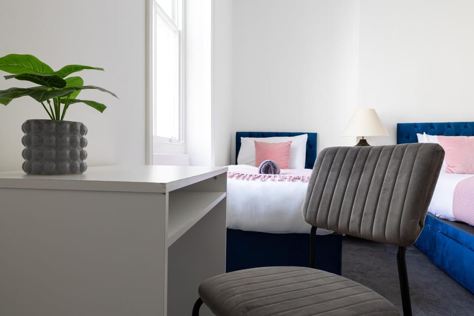 Photo of the whole room, Seating area, Bedroom