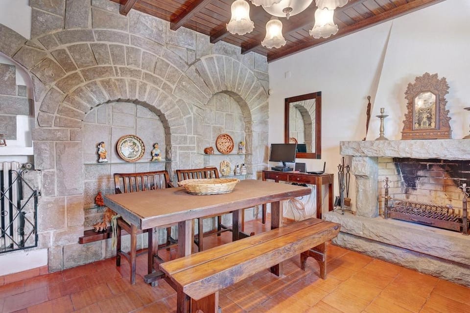 Living room, Seating area, Dining area, fireplace