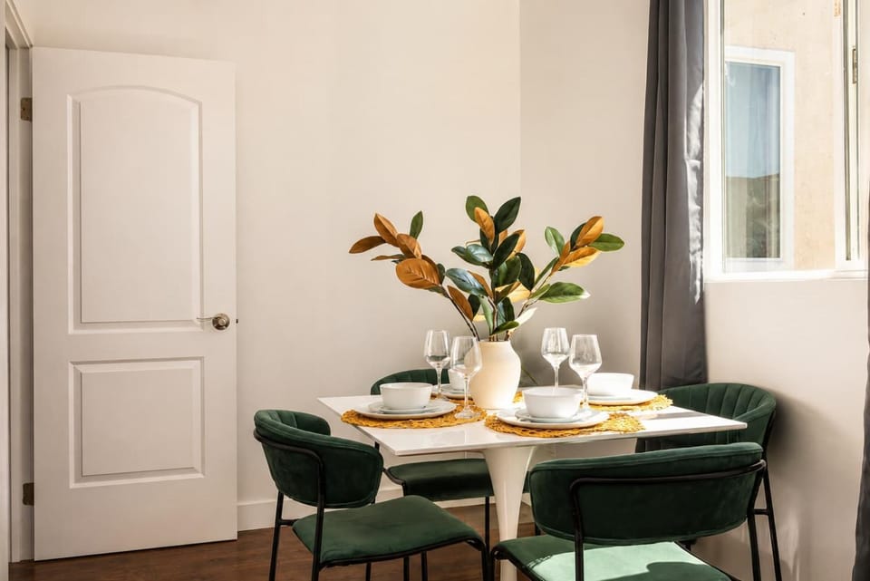 Enjoy Stylish 3BR Apt Sleeps 6 with Free Parking Apartment in Eagle Rock