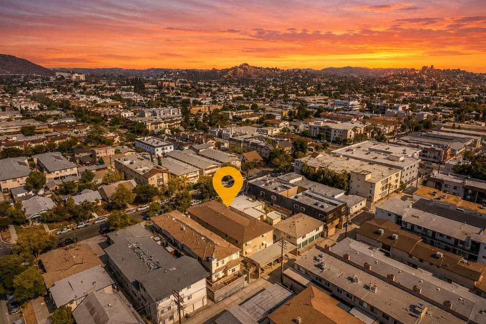 Enjoy Stylish 3BR Apt Sleeps 6 with Free Parking Apartment in Eagle Rock