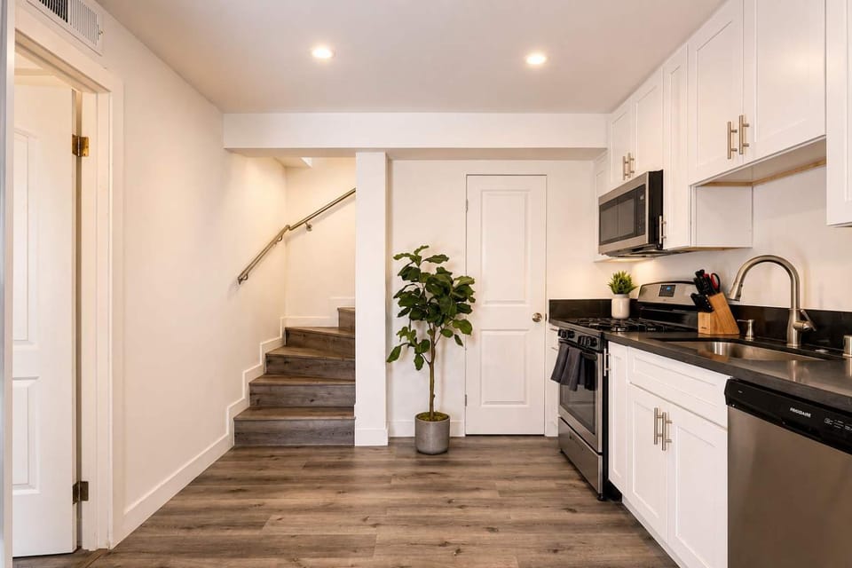 Enjoy Stylish 3BR Apt Sleeps 6 with Free Parking Apartment in Eagle Rock