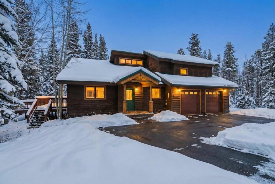 Breckenridge Basecamp Hot Tub + Fire Pit House in Breckenridge