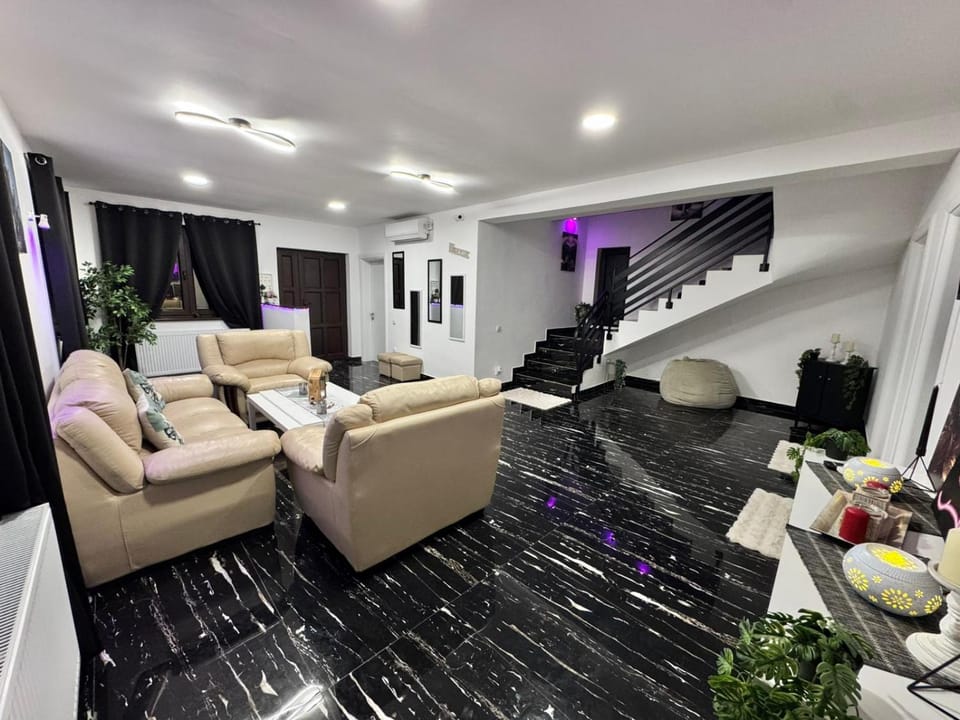 Communal lounge/ TV room, TV and multimedia, Living room