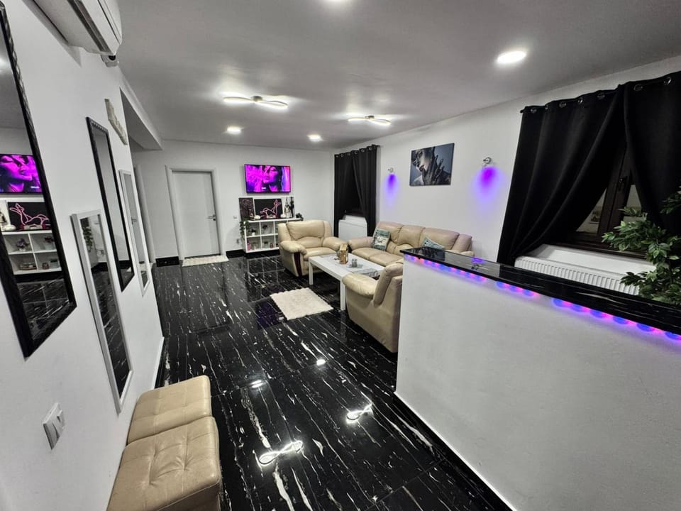 Communal lounge/ TV room, TV and multimedia, Living room