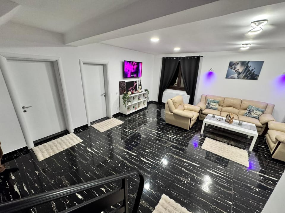 Communal lounge/ TV room, TV and multimedia, Living room