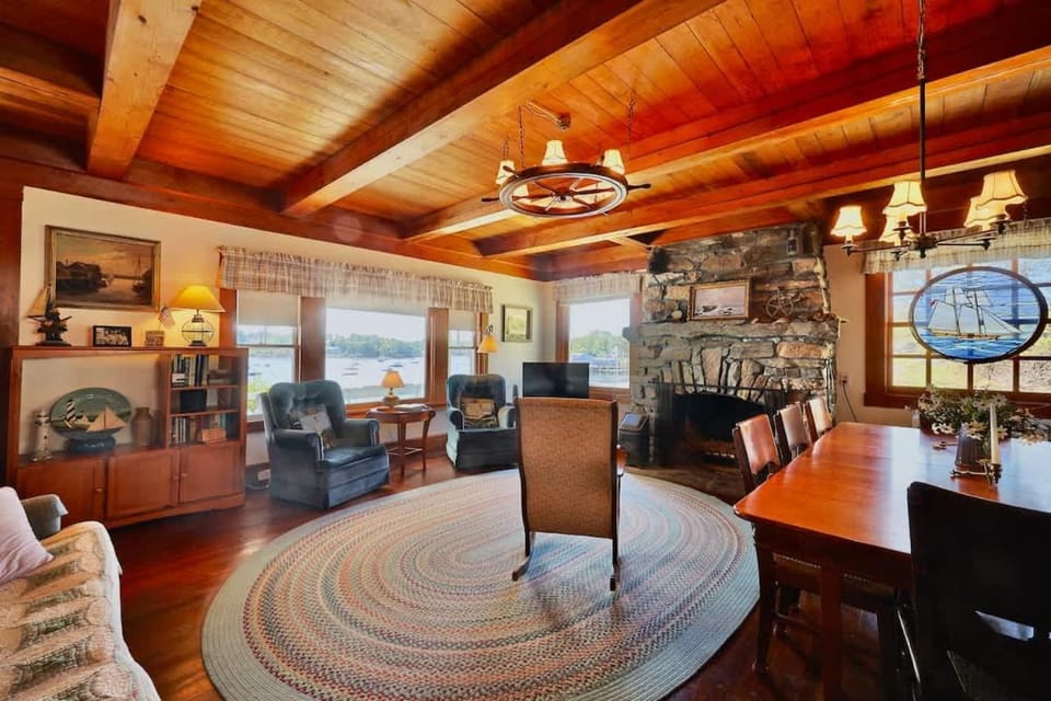 Quiet Oceanfront Cottage with Dock House in Maine
