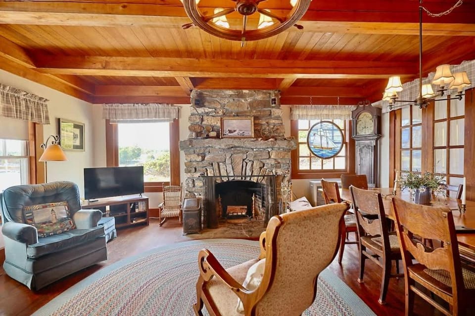 Quiet Oceanfront Cottage with Dock House in Maine