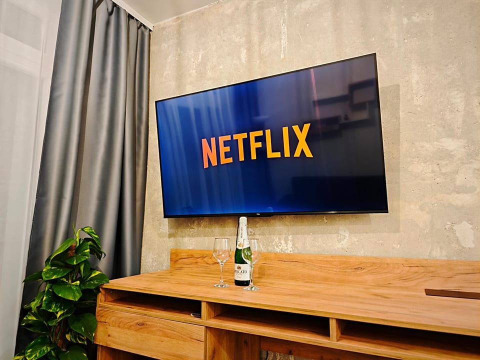 Axiom Suites - Zenith II - Netflix, HBO, Champagne Apartment in Slovakia
