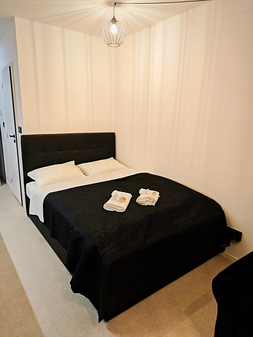 Axiom Suites - Zenith II - Netflix, HBO, Champagne Apartment in Slovakia
