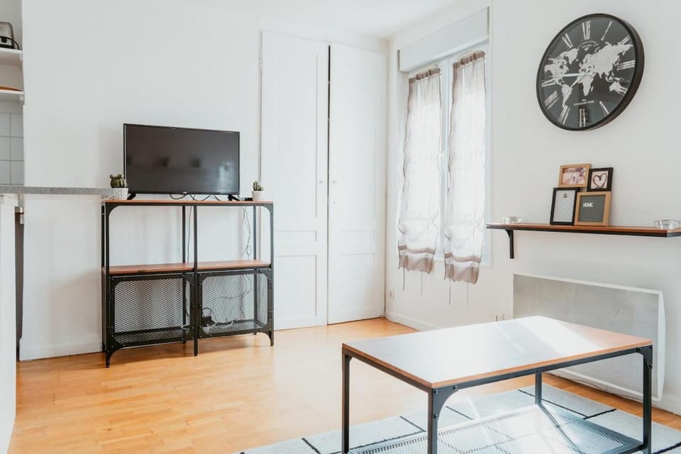 Communal lounge/ TV room, TV and multimedia, Coffee/tea facilities, Kitchen or kitchenette, Living room, Seating area, Dining area, furniture, heating, internet, microwave, storage, stove, toaster, washing machine, kitchen